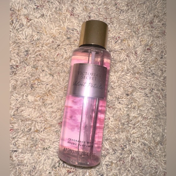 Victoria’s Secret velvet petals 🌺💗✨🤍🩷 - Picture 1 of 2